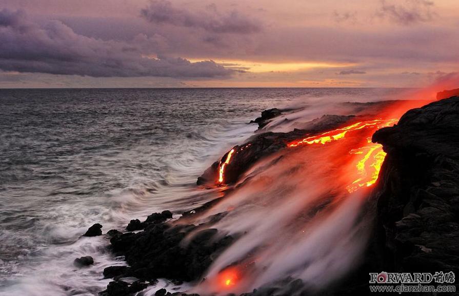 水火交融:夏威夷火山熔岩撞击海水