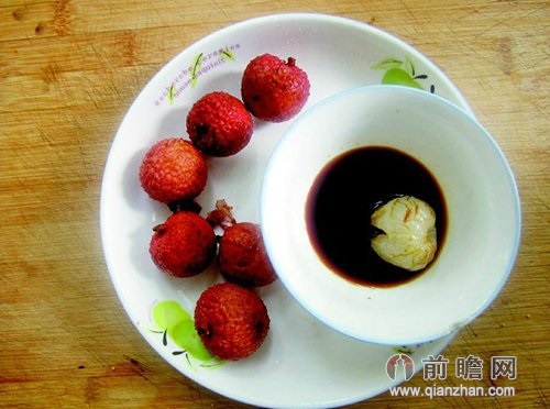 黑暗料理荔枝蘸酱油吃多会腹泻