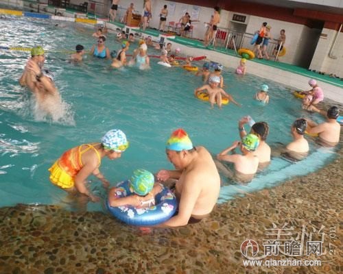 30岁<em>女子泳池</em>骚扰15岁男孩 网友:放开他 冲我来