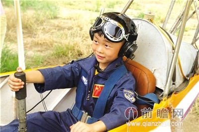 5岁裸跑弟开飞机:创吉尼斯最小飞行员纪录(图