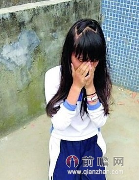 微博晒打同学照逼其下跪 因被打女生称"男人很多"