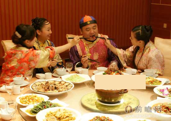 湖南景区推少爷<em>小姐</em>菜:<em>美女</em>夹菜喂食似青楼_