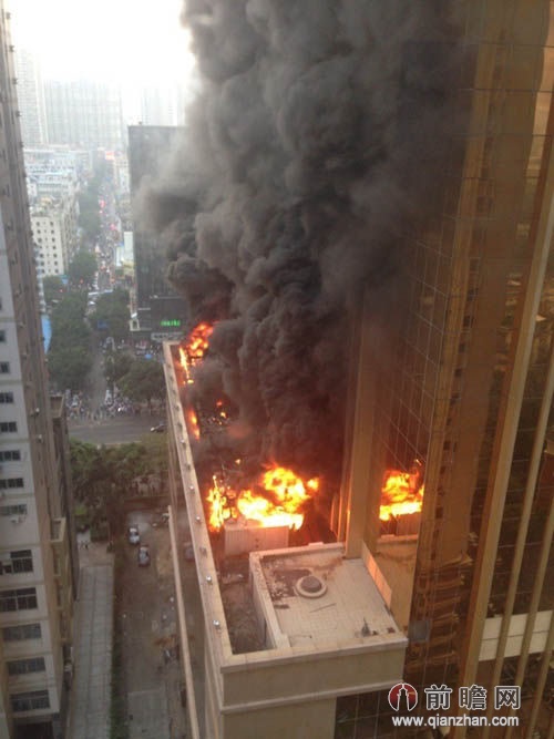 <em>深圳</em>火灾直击:<em>罗湖</em>烂尾楼黑烟四起 土豪金暂无