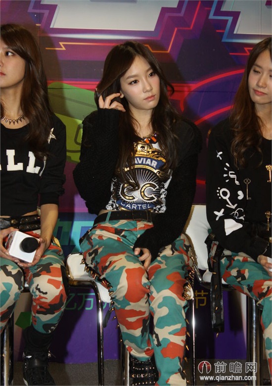 <em>剑灵主题曲 少女时代</em>露脐潮装热辣演绎_服装资