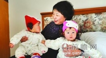 6旬老妇做试管手术诞双胞胎 等着抱孙子时独女
