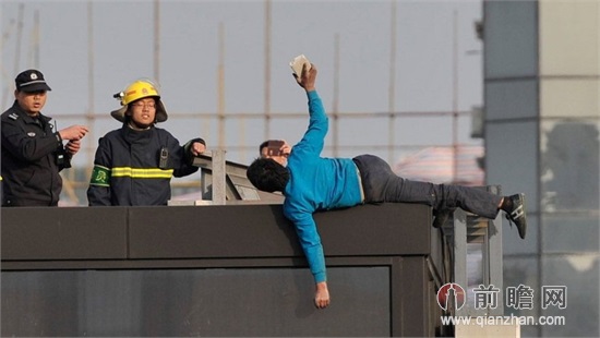 男子半身悬空欲跳楼 神情悲戚疑似为情所困