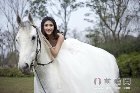 <em>女孩</em>公交站台<em>征婚</em>花费百万白富美黄莉娟被爆曾