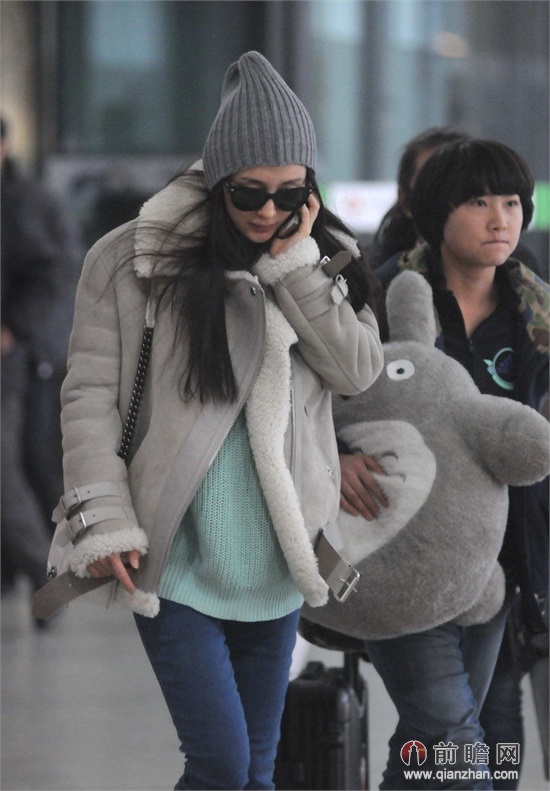  杨幂怀双胞胎 机场照显端倪潮装现身疾步匆匆臃