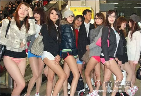 地铁无裤日全民狂欢<em>美女帅哥</em>冒严寒仅穿<em>内裤</em>乘