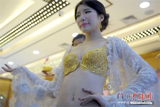 武汉<em>模特</em>穿五百万黄金内衣<em>走秀</em>引围观 金镂空