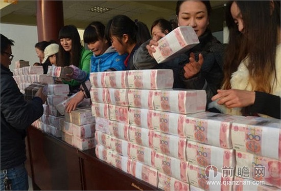 现场跟陈光标16吨人民币一样壮观!远远望去,红大头堆砌成了一座城墙!