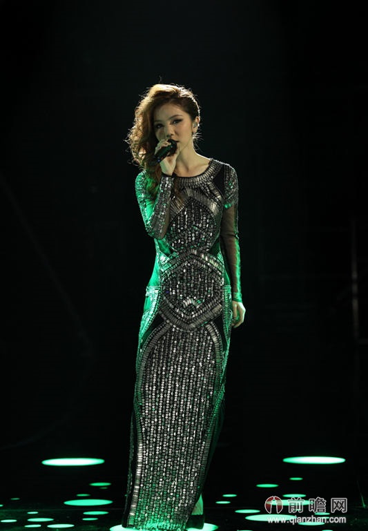 邓紫棋<em>你把我灌醉</em>PK男友林宥嘉惊艳亮片长裙