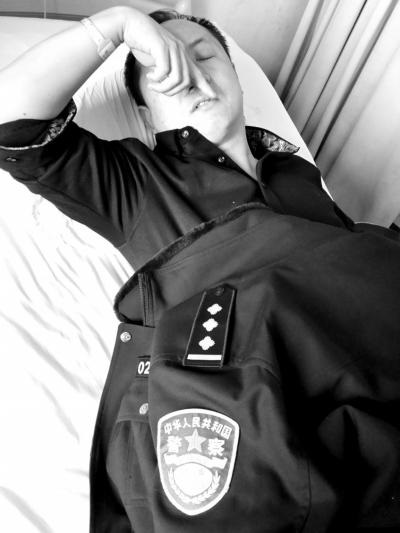 西安4名医生被患者家属砍伤 干警多人被砍伤被