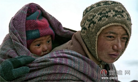  母亲零下35℃步行9天赴医院产子 孩子出生后面部青紫