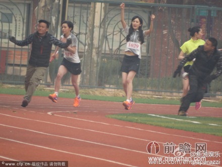 杨幂怀孕<em>拍戏</em>又跑又跳扮<em>少女</em> 露孕妇肚贴_前瞻