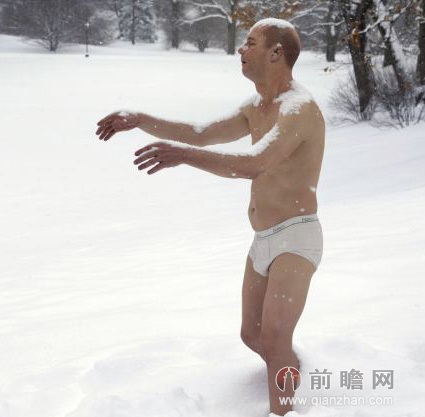 <em>美国</em>一<em>女子学院</em>现极品半裸梦游男 只穿底裤看