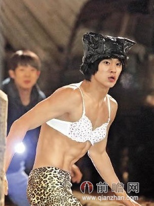 近日有网友扒出了金秀贤以前半裸男扮女装旧照