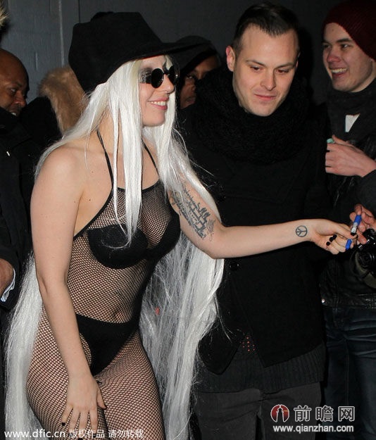 Lady Gaga<em>白发魔女</em>造型VS<em>连体</em>黑丝比基尼出