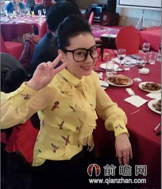 朱军老婆谭梅神似<em>黄衫女刘诗诗</em>弱智儿子实是神