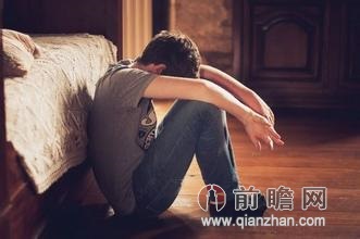 仅<em>穿一条内裤</em> 失恋男子赤裸站街乱吼一气割腕
