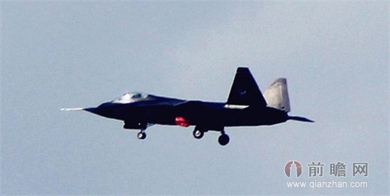 中国歼-31紧接歼20试飞 机身惊现一红色硕大物