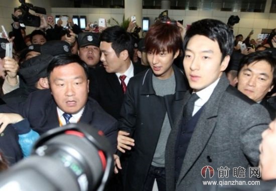 李敏镐粉丝受伤流血+为见偶像一面挤得头破血流