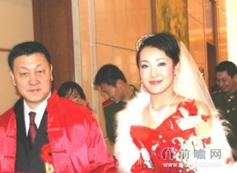 近日有网友在博客中曝光了一组韩磊妻儿的照片,韩磊妻子名叫其其格,比