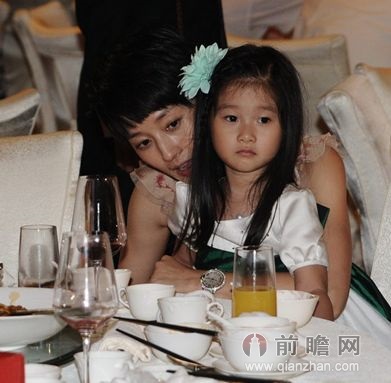 马伊璃晒<em>女儿</em>正面照神似<em>文章</em> 二胎<em>出生</em>爱马行