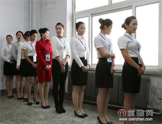 山西太原数千名90后女孩竞聘<em>空姐</em> 现场脱袜