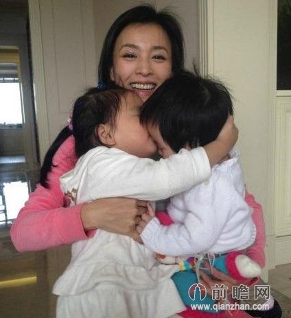 酒窝<em>美女</em>张庭儿女成双 <em>姐姐</em>亲吻<em>弟弟</em>萌翻网友