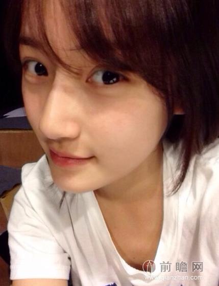 刘海长直长00后小学女生校服背影分享展示