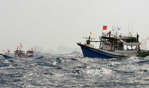 台湾渔船遭日船攻击:蛮横日舰最终被迫知难而