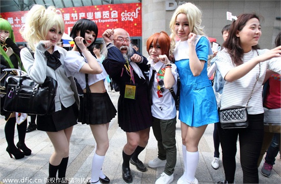 水手服爷爷小林秀章爆笑走红 网友: 一把年纪 了