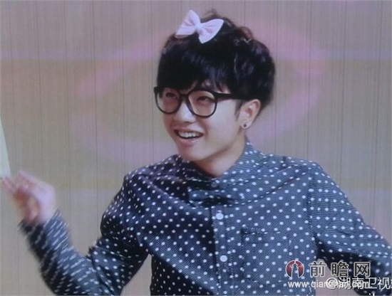 华晨宇李晟12日录制我们都爱笑遭调侃 镜子屋