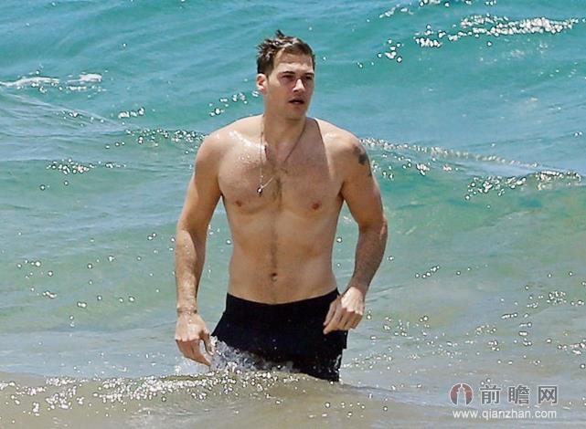 <em>破产姐妹MAX</em>发福与帅男友夏威夷海滩戏水 网