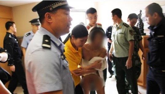 广西<em>90后吸毒</em>女子全身裸露欲跳楼自杀 疑<em>吸毒</em>