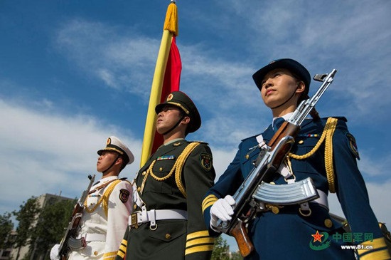 解放军三军仪仗队首现13名女兵 平均身高超1.