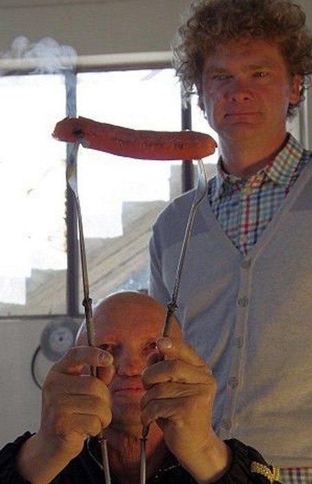 人肉电池男子身体储电能徒手烤香肠 不惧100万