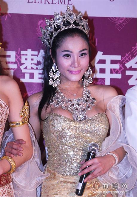 泰国人妖皇后上海隆胸大玩"妖妖热吻"欲进军中国演艺圈