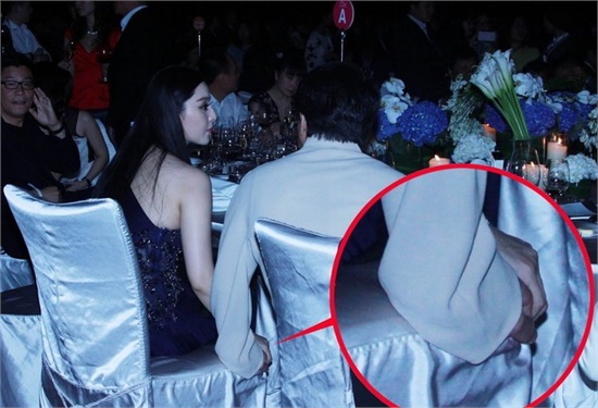 网传 成龙杨采妮 艳照遭PS原图曝光 起底遭成龙