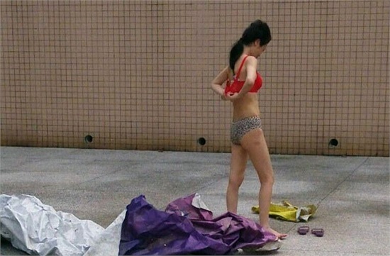 东莞一女子赤身裸体躺广场 <em>胸罩</em>内裤散落一地