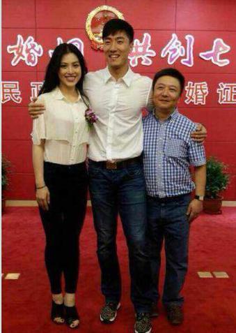 9月9日,刘翔在微博上曝出妻子照片,而之前刘翔父亲曾向媒体透露刘翔