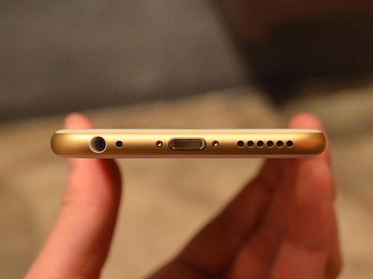 底部lighting接口旁没有看到螺丝,扬声器的出孔由iphone  6/6p的单排