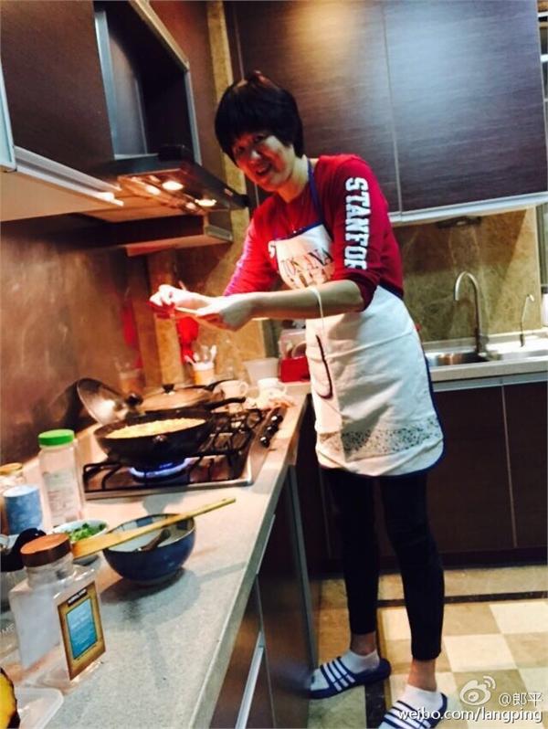 中国女排主帅郎平微博晒烹饪照 网友:爱情的力量