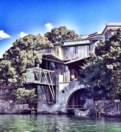 原来杨丽萍的房子面朝洱海,空闲时间她就坐在屋外的桌前看著洱海细细