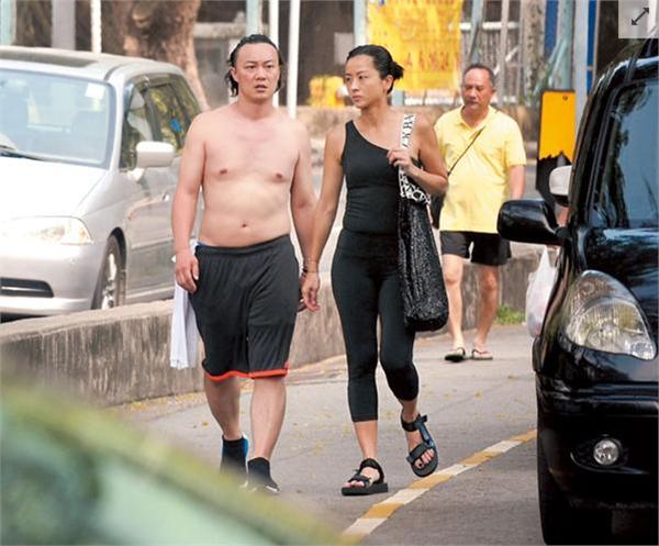 歌神陈奕迅与老婆徐濠萦结婚多年依旧十分恩爱,陈奕迅负责赚钱