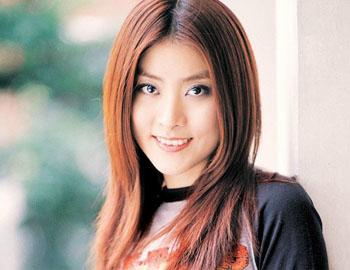 早年出道的陈慧琳年轻貌美,被指酷似林青霞.