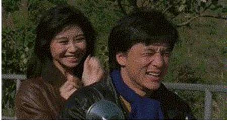 近日,网络上曝光了一张成龙在早年与杨宝玲合作的电影中的片段.