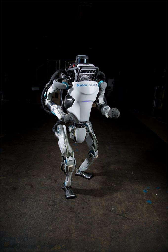 波士顿动力造出逆天新机器人 但我们是该高兴还是像谷歌一样担忧?