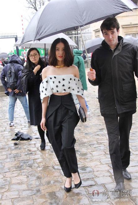 刘诗诗露脐装性感抢镜